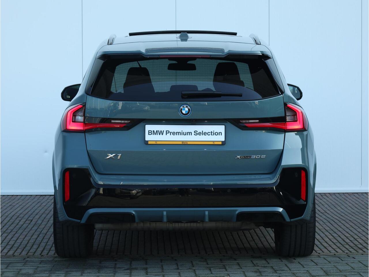 BMW X1 xDrive30e M Sportpakket/ Verwarmd Stuurwiel/ Trekhaak/ Achteruitrijcamera/ Panoramadak/ Driving Assistant Plus/ Stoelverwarming