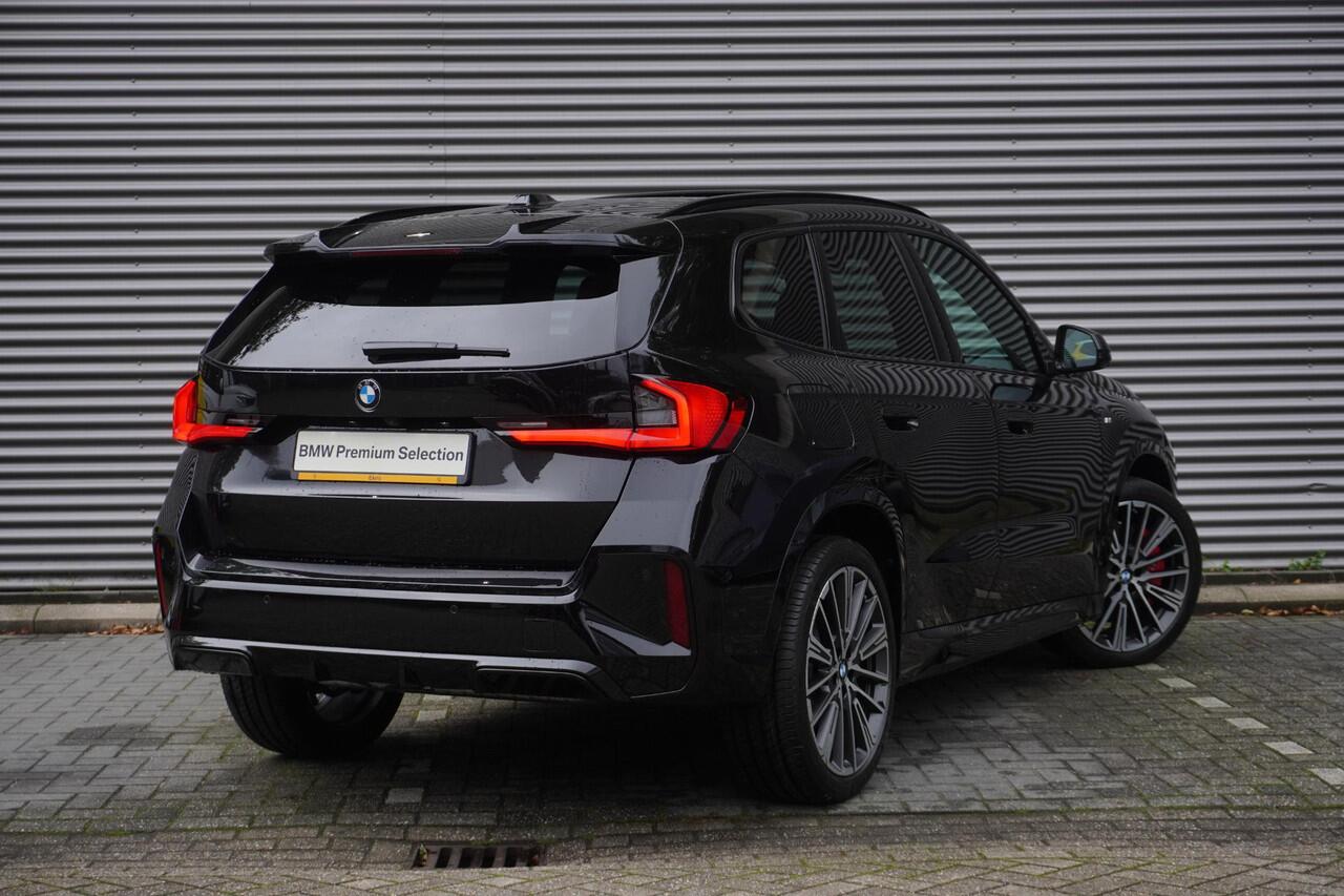 BMW X1 xDrive23i M Sportpakket Pro | schuif/ Kantel Dak | Trekhaak | Parking Assistant Plus | Driving Assistant Plus | Harman Kardon