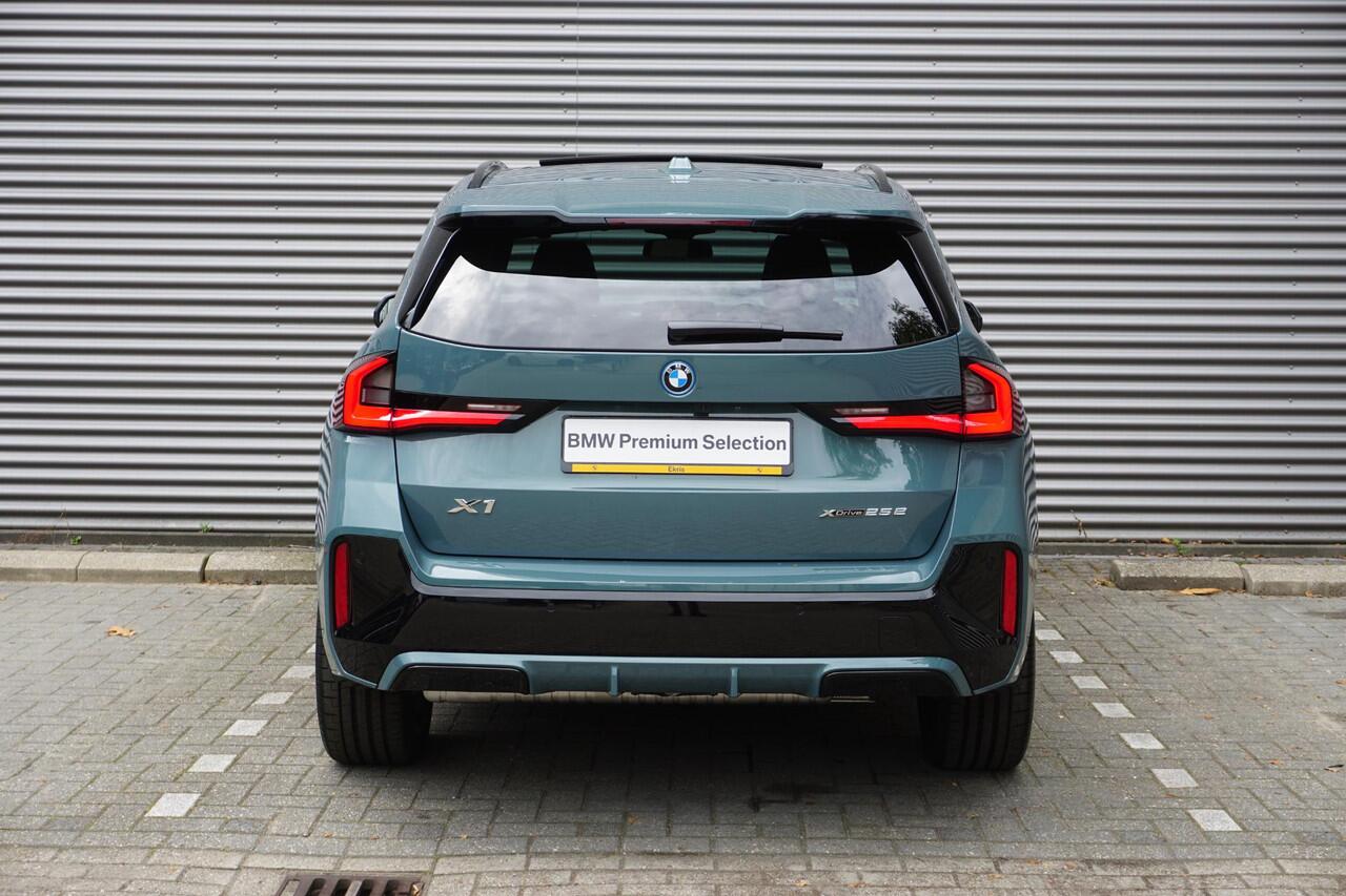 BMW X1 xDrive25e M Sportpakket | Comfort Pack | Trekhaak met elektrisch wegklapbare kogel | Glazen panoramadak | Harman-Kardon sound system