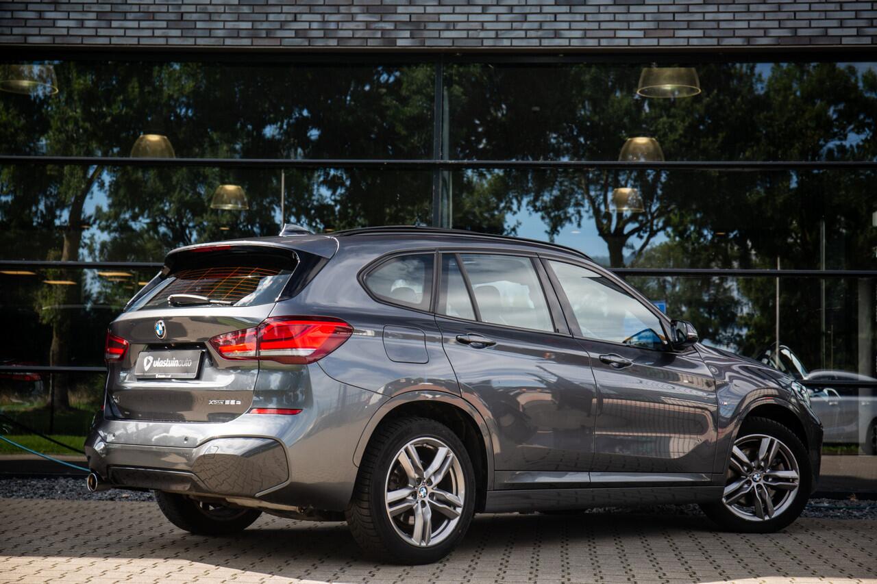 BMW X1 xDrive25e Executive , Glazen panoramadak, Head-up display, Achteruitrijcamera, Sfeerverlichting,