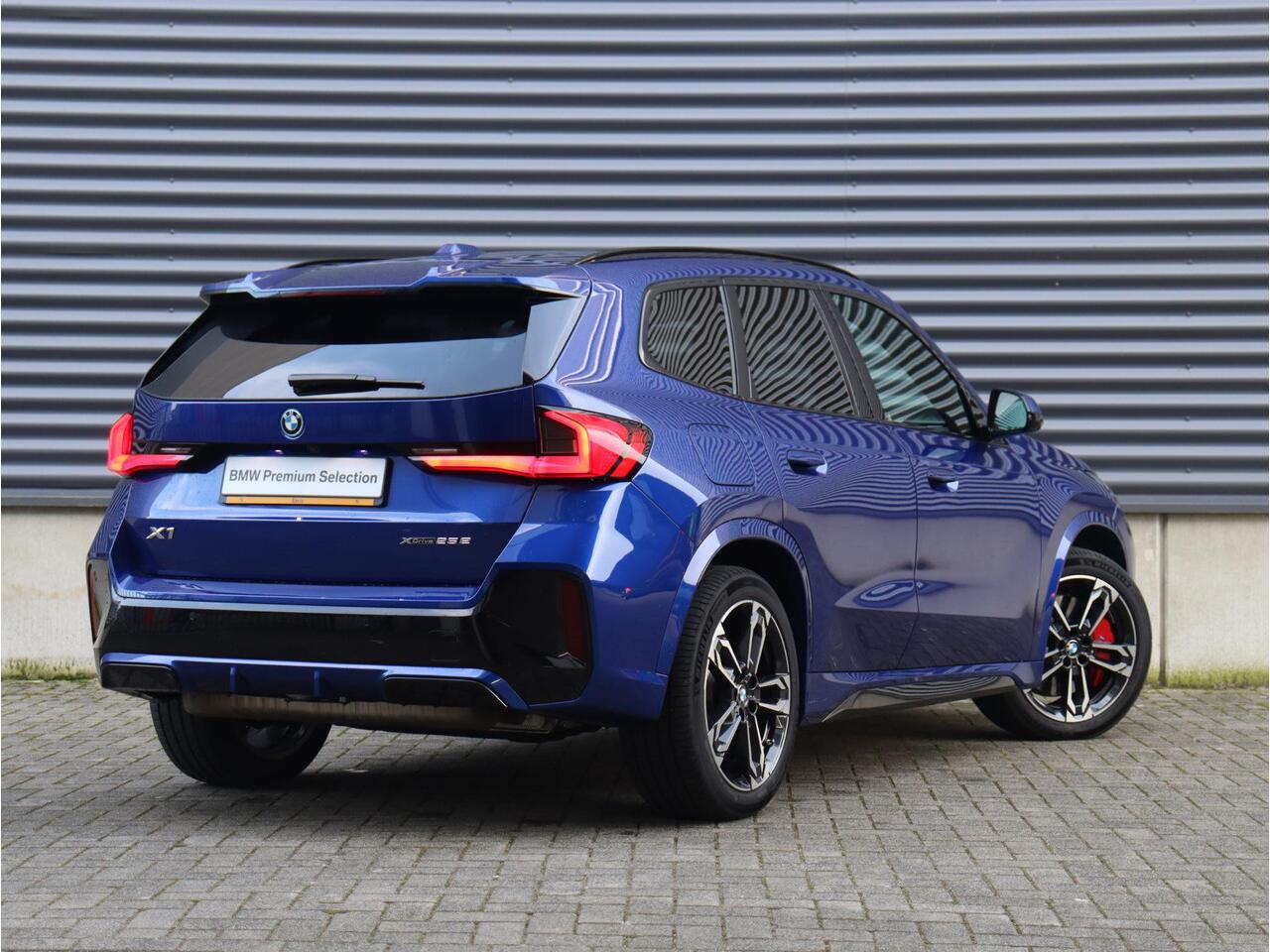 BMW X1 xDrive25e | M Sportpakket Pro | Individual Lak | Panodak | Head-Up | Trekhaak | Driving Assistant Plus | Elektr. Stoelen | Harman Kardon | Parking Assistant Plus | 19'' LMV