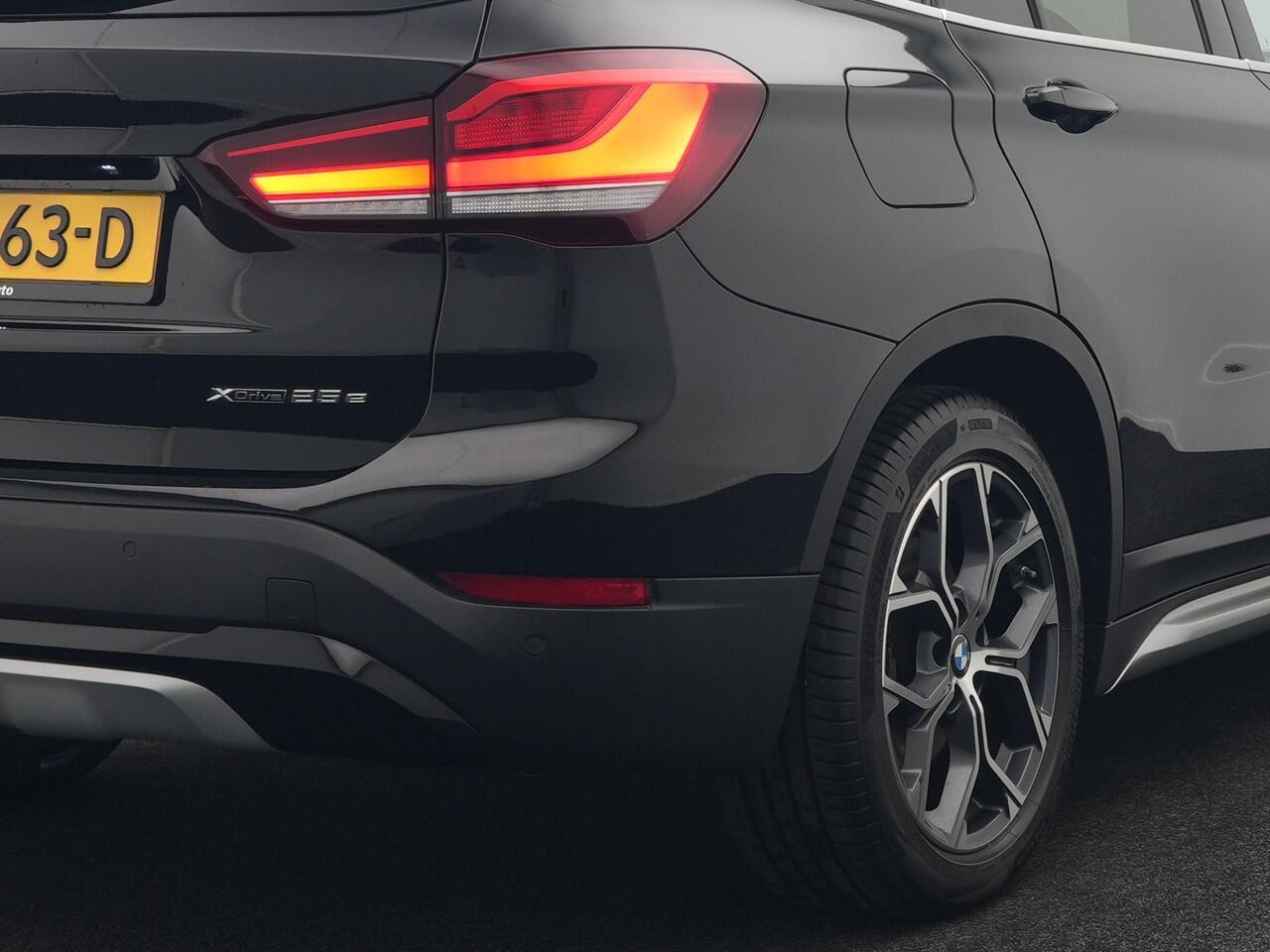 BMW X1 xDrive25e Sportline Plug In Hybrid 221pk Dealer O.H. PHEV | Trekhaak Afn. | Panodak | Head Up | Lederen Sportstoelen Verwarmd | LED Koplampen | Sfeerverlichting | Navigatie | Cruise Control | DAB |