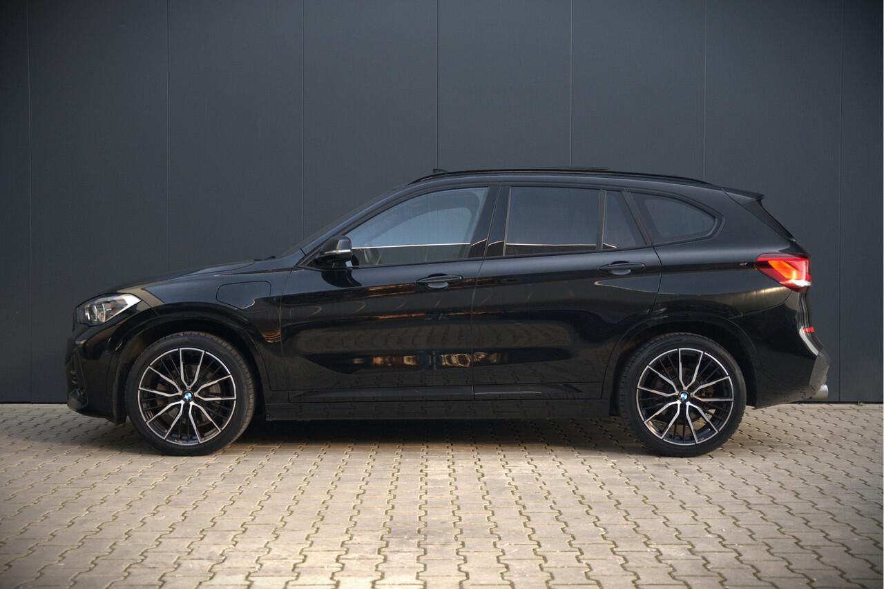 BMW X1 xDrive25e eDrive Edition M Sport | Panoramadak | Leer | Head-Up Display | Camera | Shadowline | Keyless | Cruise Control | Navigatie Prof. | Stoelverwarming | Elek. Achterklep | Ambiance Verlichting