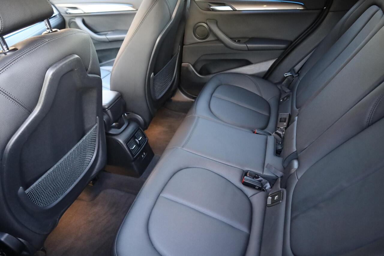 BMW X1 xDrive25e PHEV High Executive Edition LEER TREKHAAK-AFN HUD CAMERA CRUISE DAB NAVI STOELVERWARMING 2XPDC CLIMA ELEC-KOFFERBAK 18"LMV