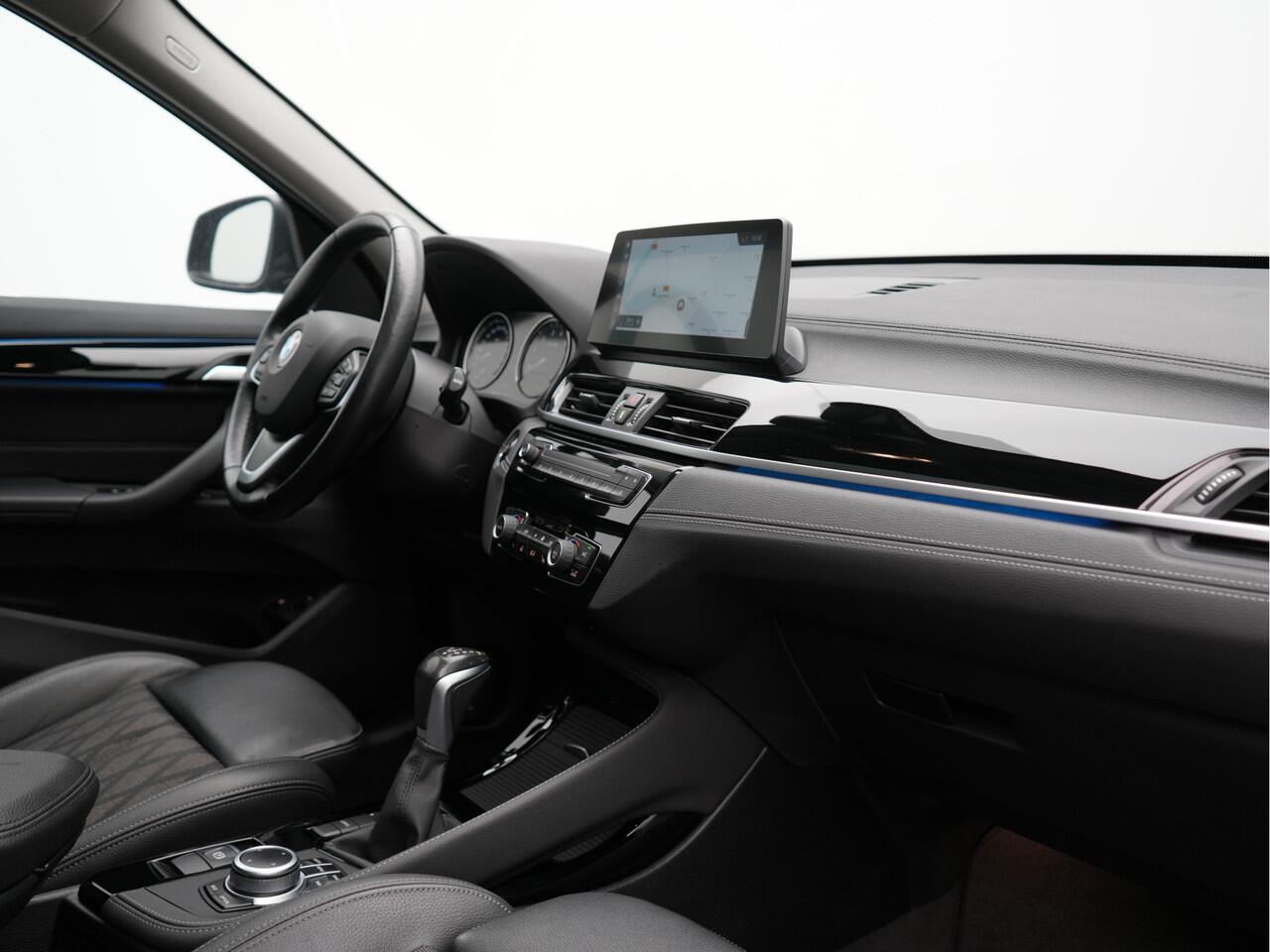 BMW X1 xDrive25e Sportline Plug In Hybrid 221pk Dealer O.H. PHEV | Trekhaak Afn. | Panodak | Head Up | Lederen Sportstoelen Verwarmd | LED Koplampen | Sfeerverlichting | Navigatie | Cruise Control | DAB |