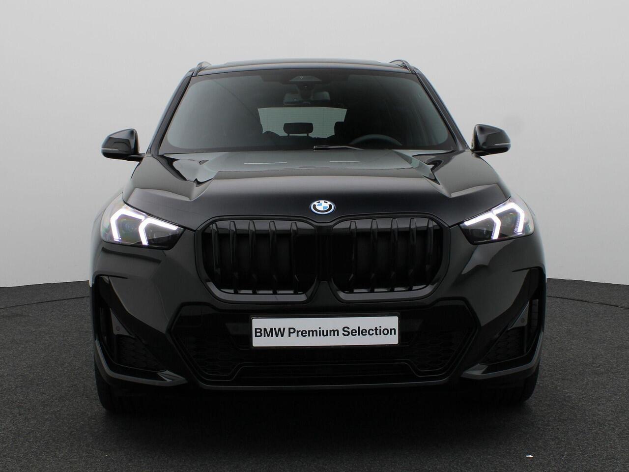 BMW X1 xDrive25e M Sportpakket Pro | Premium Pack | Stuurwielrand Verwarmd | Comfort Access | Trekhaak | Panoramadak | Driving Assistant | Parking Assistant | Harman Kardon | 19''