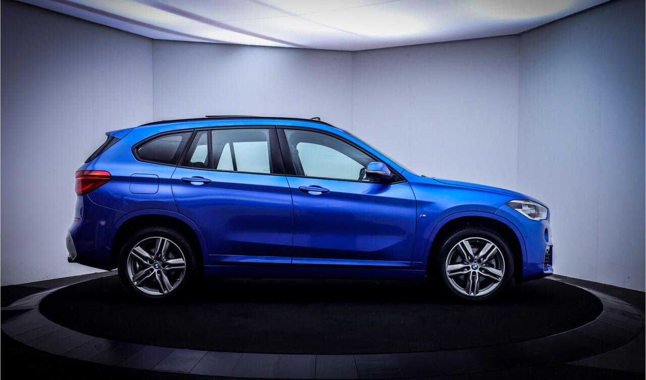 BMW X1 20iA M-SPORT Edition PANO | HEAD UP | CAMERA | ALCANTARA | STOELVERW | NAVI | DAB | ELEK KLEP | LMV 18''