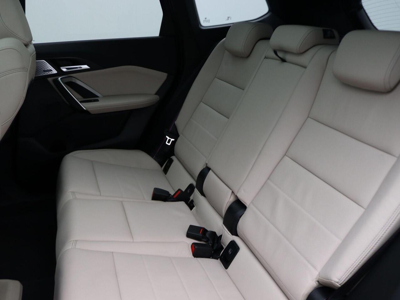 BMW X1 xDrive30e M Sportpakket Pro | Panoramadak | Elek. stoel + Memory | Park. Plus | Head-Up Display | HIFI | 20"