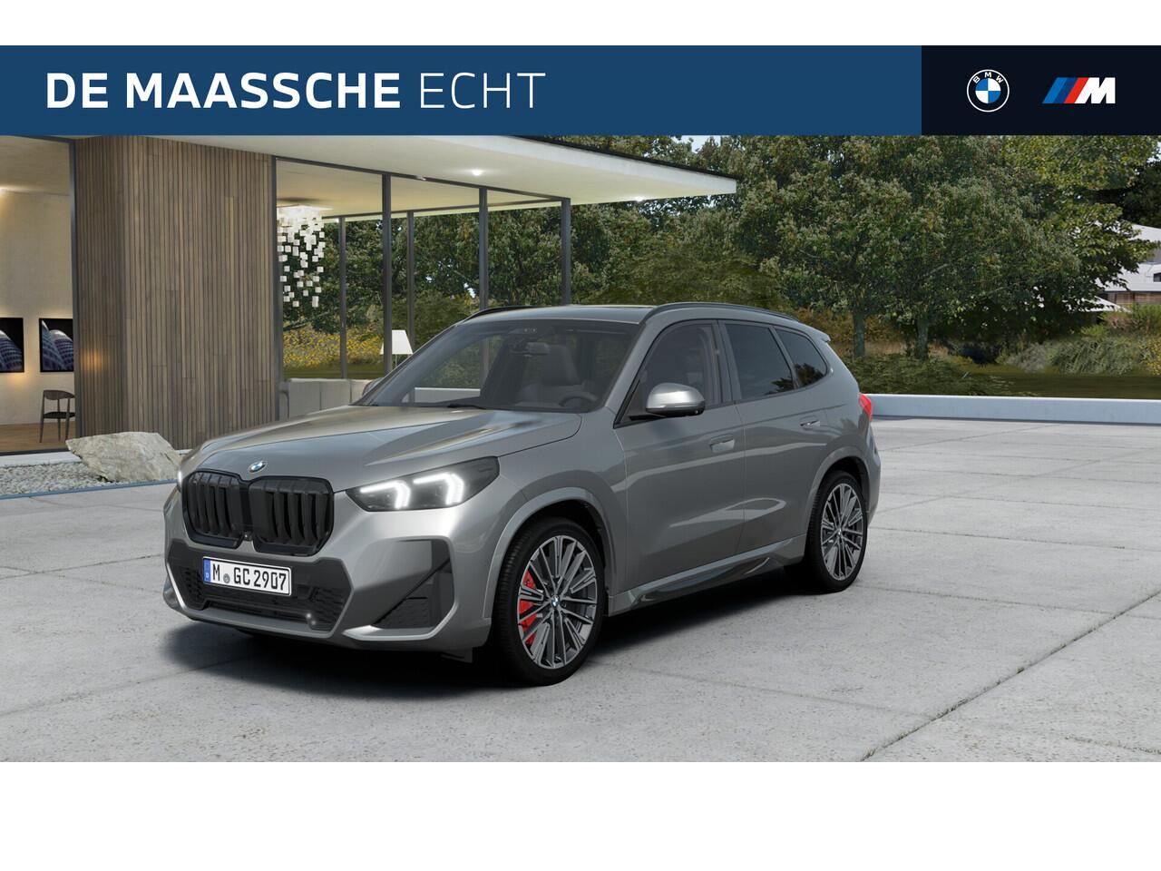 BMW X1 xDrive23i High Executive M Sport Automaat / Panoramadak / Trekhaak / Sportstoelen / M Adaptief onderstel / Head-Up / Adaptieve LED / Parking Assistant Plus