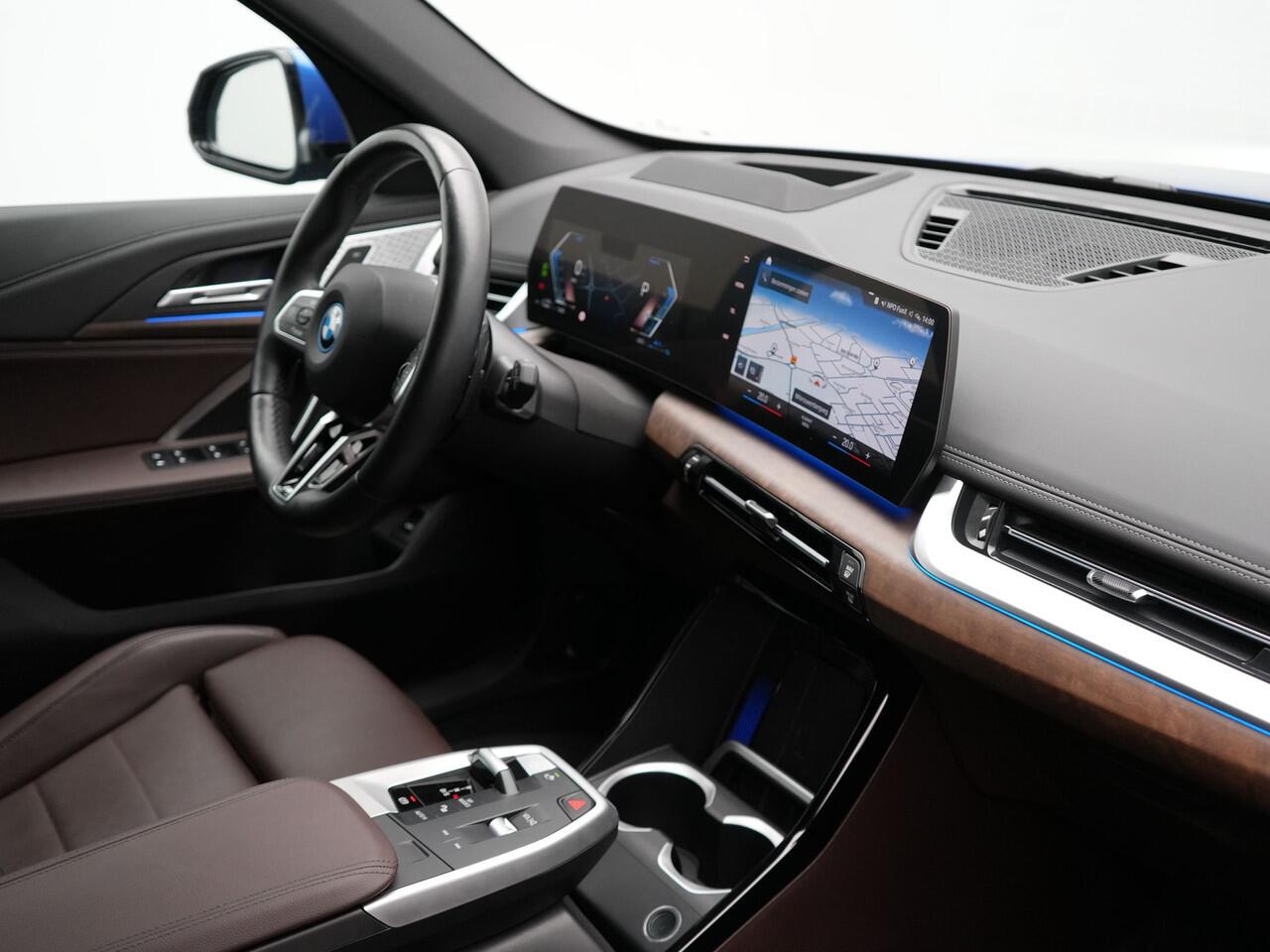 BMW X1 xDrive30e M Sport Plug In Hybrid 327pk PHEV | Head Up | Adaptive Cruise | M Sportstuur | 360 Camera | Harman Kardon | VOLLederen Sportstoelen Massage & Memory | Apple Carplay | Navigatie| Virtual | DAB |