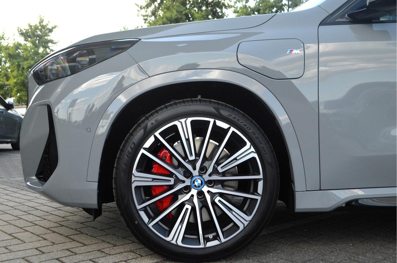 BMW X1 xDrive25e High Executive M Sport Automaat / Panoramadak / Trekhaak / M Sportstoelen / Adaptieve LED / M Adaptief onderstel / Parking Assistant Plus / Stuurverwarming