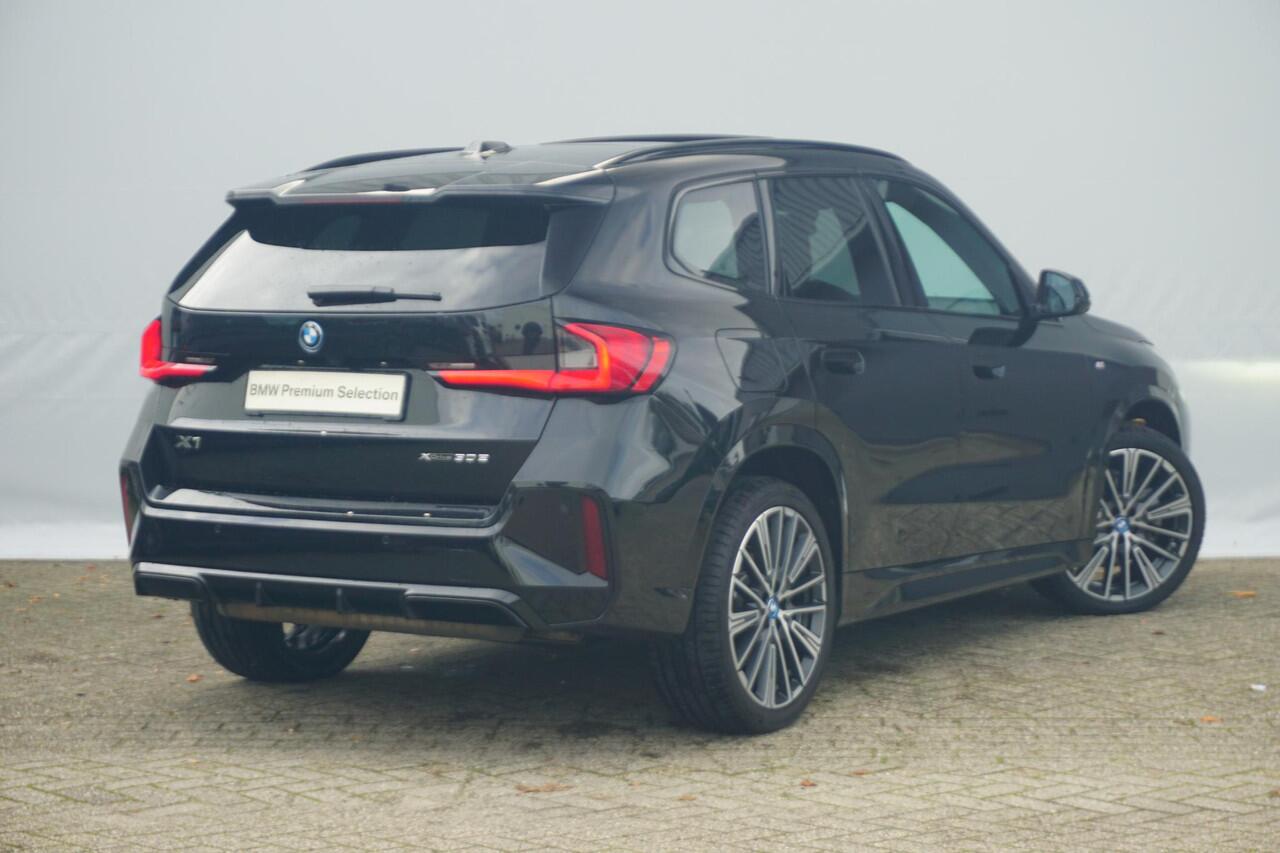 BMW X1 xDrive30e M Sportpakket 20'' / Panoramadak / Head-Up Display / Driving Assistant Plus / Elektrisch verstelbare stoelen
