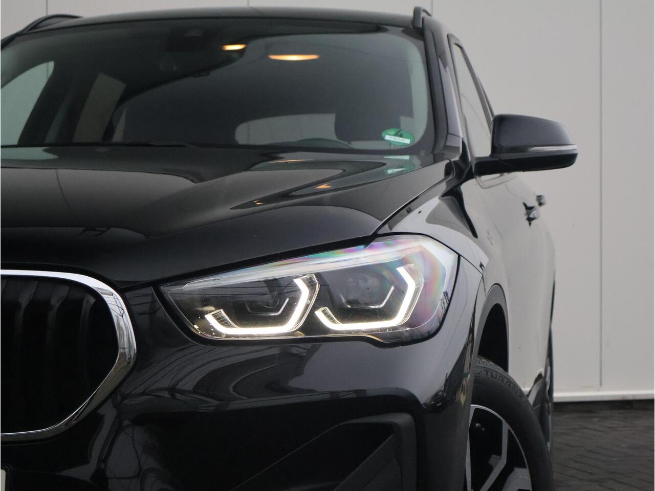 BMW X1 sDrive20i High Executive Achteruitrijcamera/ Stoelverwarming/ Sportstoelen/ Cruise Control/ Elektrische Achterklep