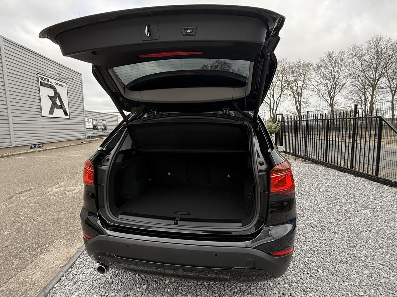 BMW X1 sDrive18i Exe Aut Nav|Cruis|PDC|LED Zwart