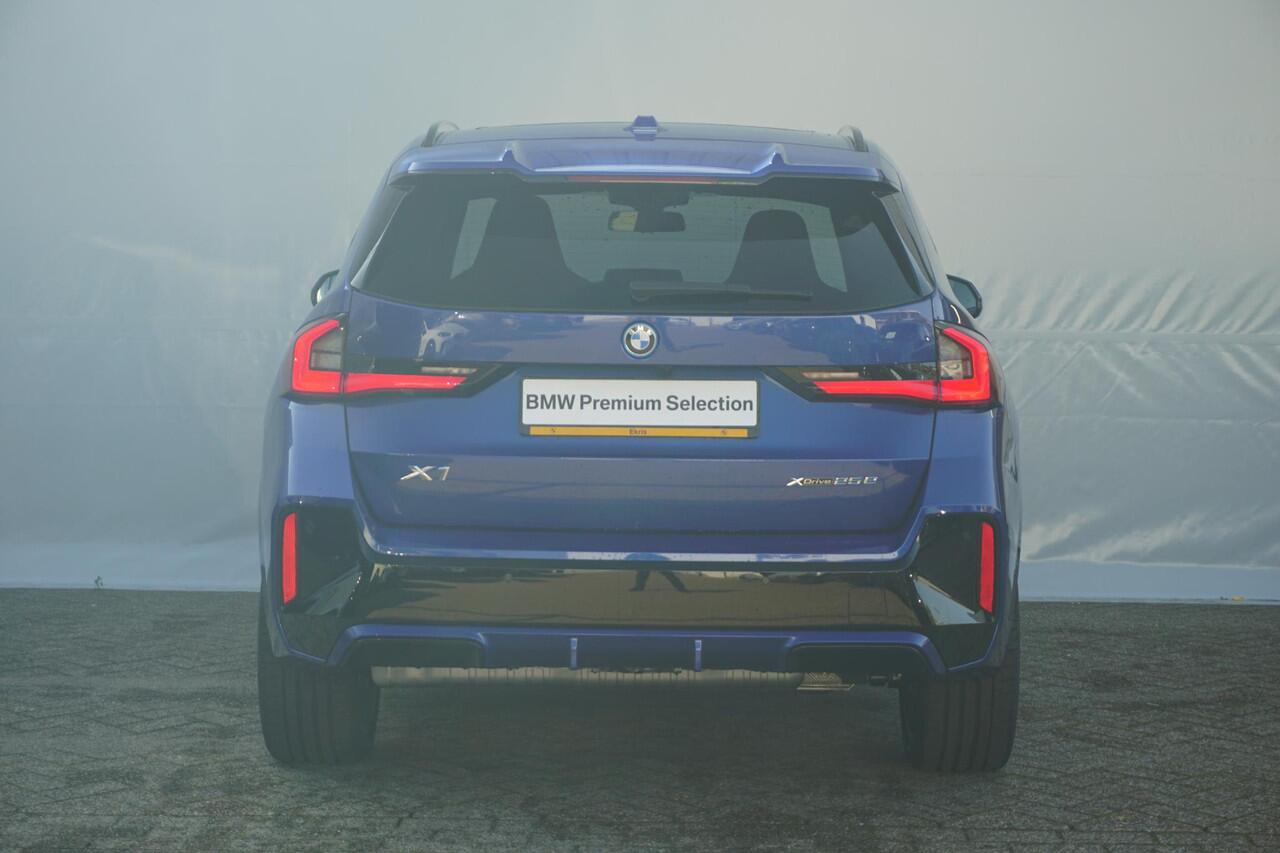 BMW X1 xDrive25e M Sportpakket 20'' / Panoramadak / Harman Kardon / Trekhaak / Elektrisch Verstelbare M Sportstoelen