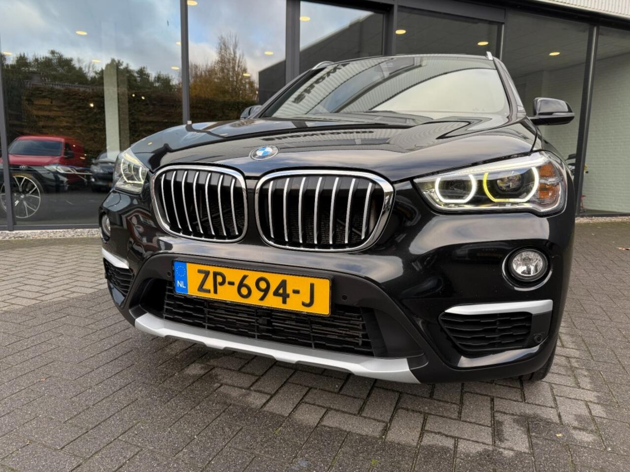 BMW X1 sDrive20i 192pk High Exe,Pano,LED,Sportleer,HUD,NaviPro,Stoelverw,Clima,Cruise,Camera