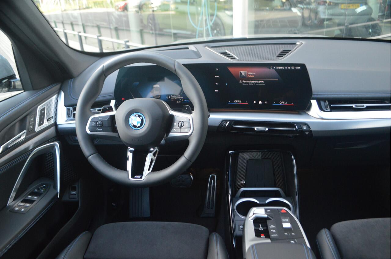 BMW X1 xDrive25e High Executive M Sport Automaat / Panoramadak / Trekhaak / M Sportstoelen / Adaptieve LED / M Adaptief onderstel / Parking Assistant Plus / Stuurverwarming