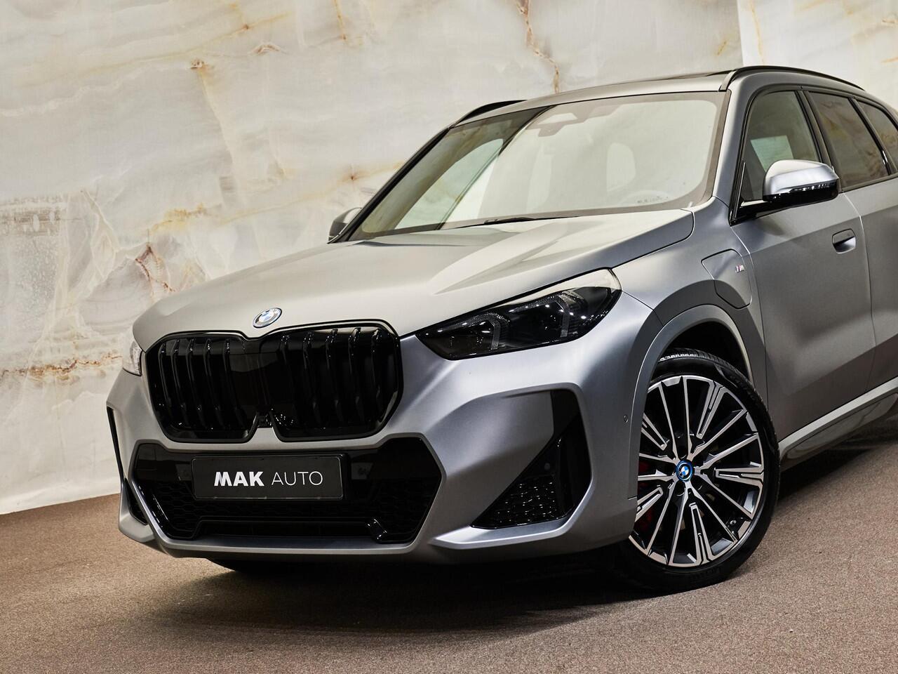 BMW X1 xDrive30e M Sport Pro, M stoelen, pano, tr.haak, H/K, 20", HUD, ACC, keyless, privacy