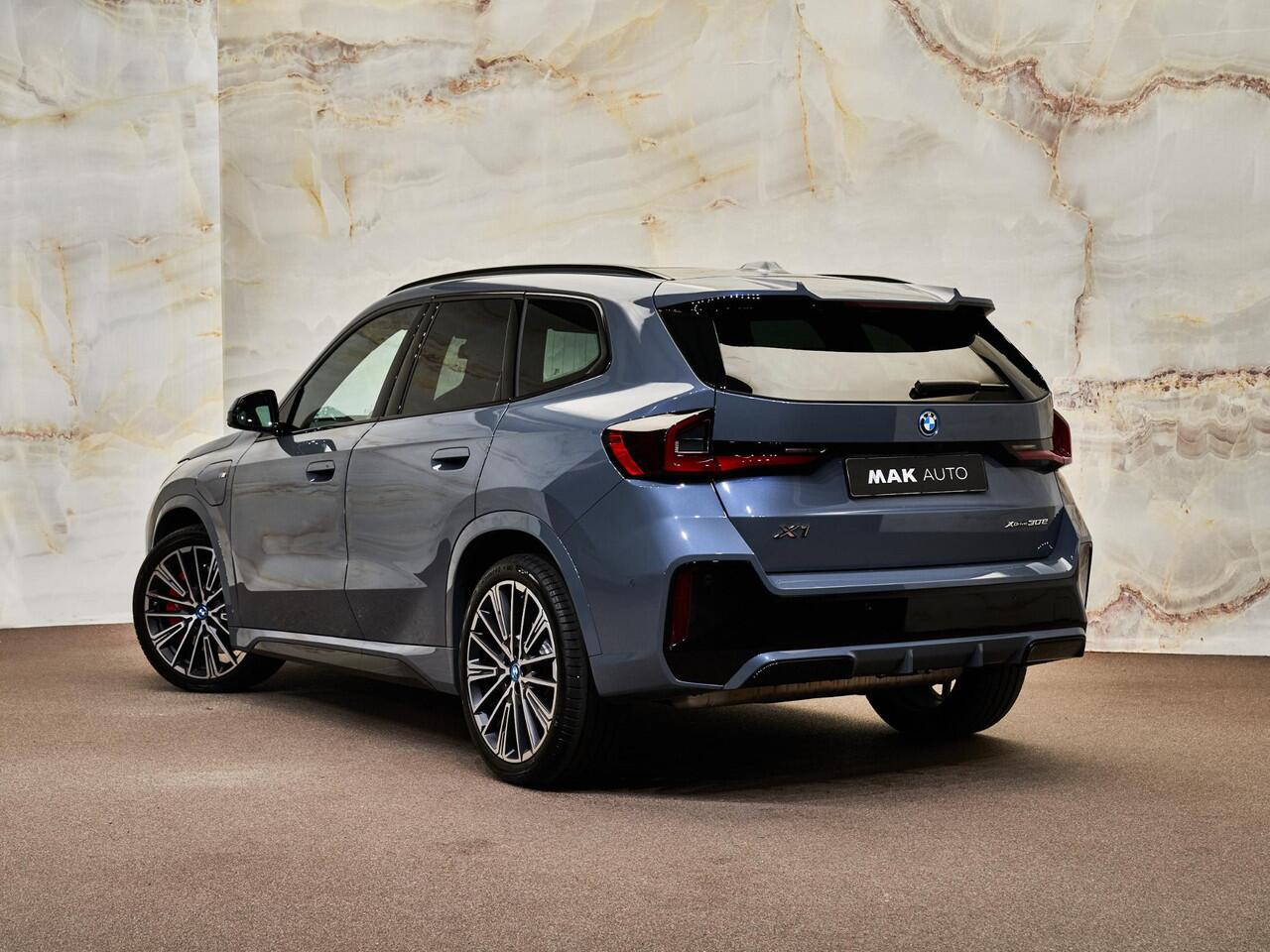 BMW X1 xDrive30e M Sport Pro, M stoelen, pano, tr.haak, H/K, 20", HUD, ACC, keyless, privacy