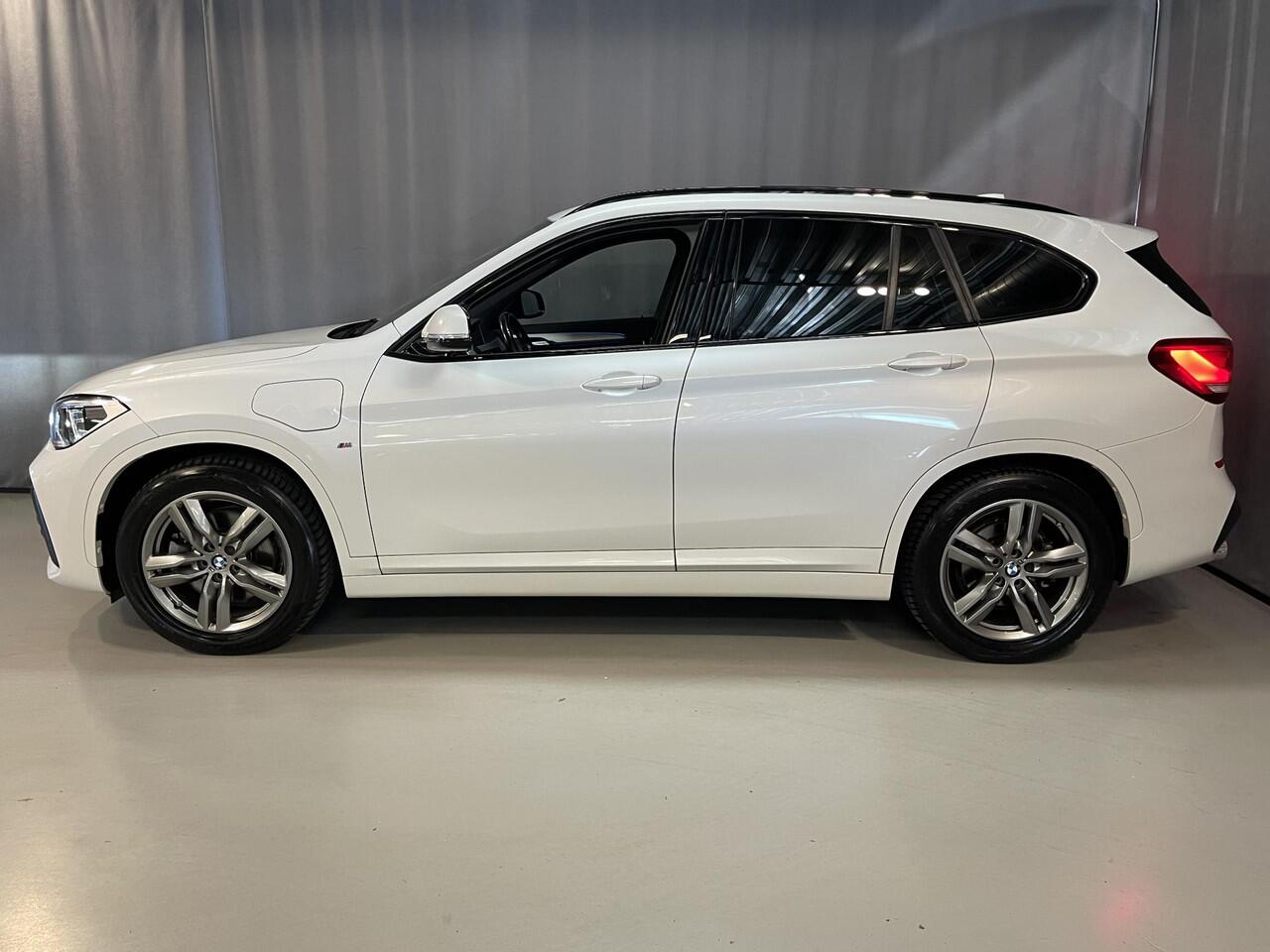 BMW X1 xDrive25e High Executive M Sport 18"/Stoelverwarming/Sportstoelen/Elektrische Klep/LED/DAB/Navigatie/PDC