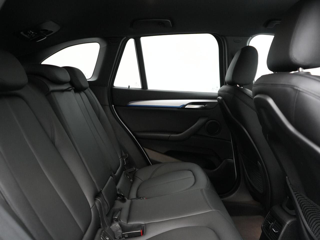 BMW X1 xDrive25e M Sport Plug In Hybrid 222pk Dealer O.H PHEV | Trekhaak Afneembaar | Cruise Control | Lederen Sportstoelen Verwarmd | Bluetooth | Sfeerverlichting | Sportstuur Leder | Navigatie | DAB | 18" LM |