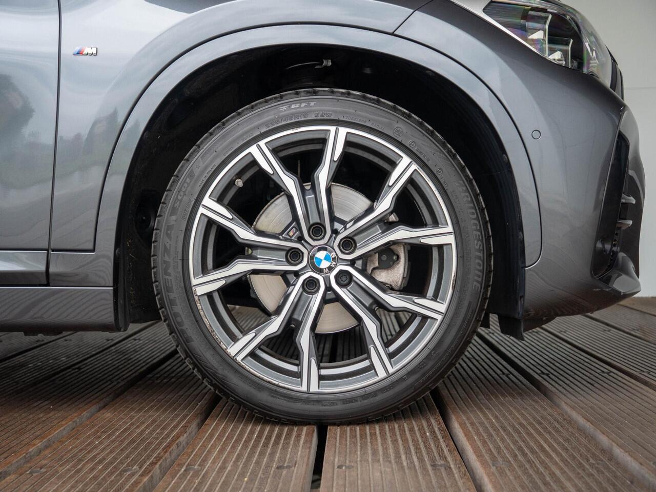 BMW X1 sDrive18i | M Sportpakket | Panoramadak | Elektrische Achterklep | Stoelverwarming | Head-Up Display | Cruise Control | 19''