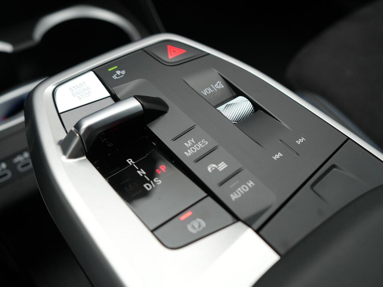 BMW X1 sDrive18i M-Sport Automaat 136pk Dealer O.H 27.000 KM !! | Leder Alcantara Sportstoelen | Navigatie | Cruise Control | Camera | Park Assist | Navigatie | DAB |