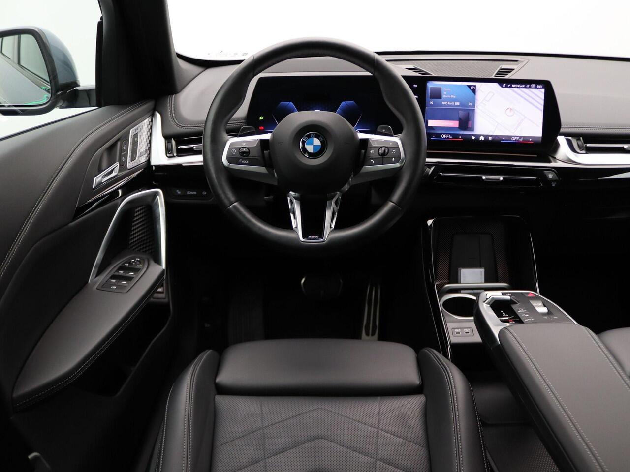 BMW X1 sDrive20i M Sportpakket | Innovation Pack | Comfort Pack | Adaptief M Onderstel | Trekhaak | Elektrisch Verstelbare Stoelen | Actieve Stoel Bestuurder | Driving Assistant Professional | Head-Up Display | Harman Kardon | 18''