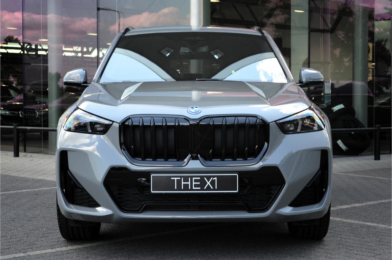 BMW X1 xDrive25e High Executive M Sport Automaat / Panoramadak / Trekhaak / M Sportstoelen / Adaptieve LED / M Adaptief onderstel / Parking Assistant Plus / Stuurverwarming