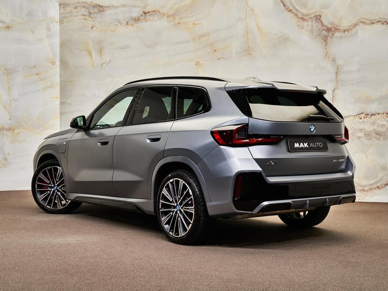 BMW X1 xDrive30e M Sport Pro, M stoelen, pano, tr.haak, H/K, 20", HUD, ACC, keyless, privacy