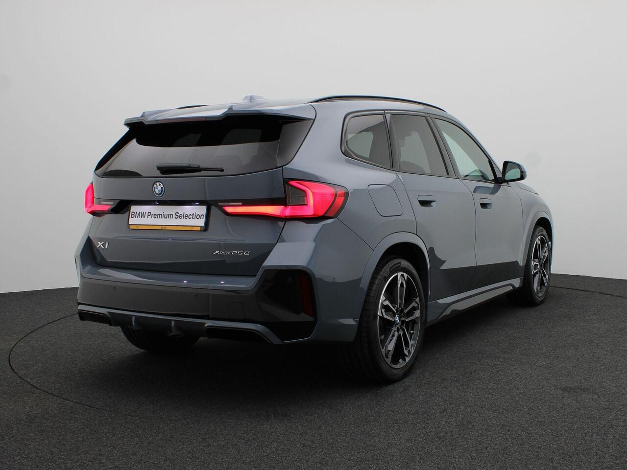 BMW X1 xDrive25e M Sportpakket Pro | Premium Pack | Travel Pack | Stuurwielrand Verwarmd | Trekhaak | Panoramadak | Driving Assistant | Parking Assistant | Harman Kardon | 19''