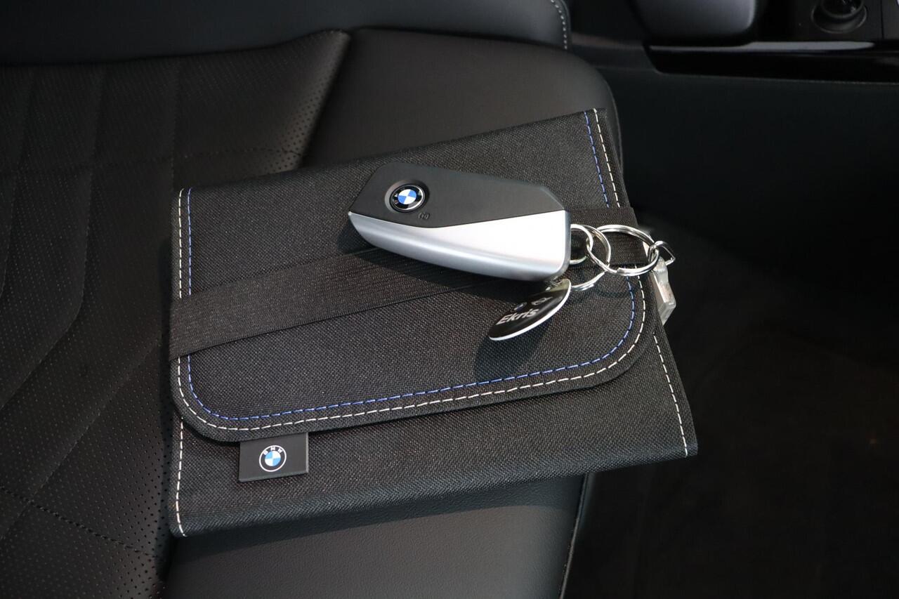 BMW X1 xDrive25e | M-Sportpakket Pro | Glazen Panoramadak | Trekhaak Elektrisch | Leder | Camera | Elektrische stoelen | Harman Kardon | Comfort Access