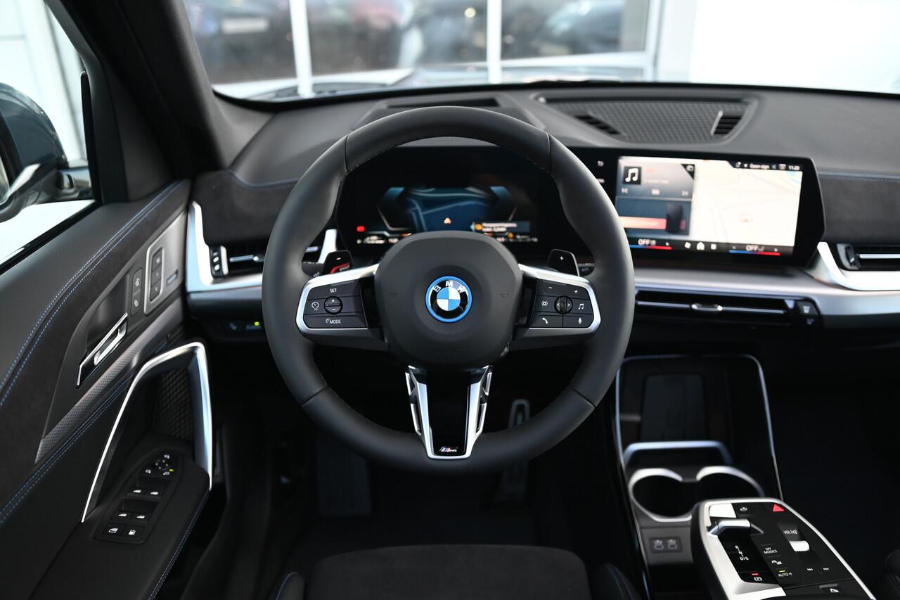 BMW X1 xDrive25e High Executive M Sport Automaat / Panoramadak / Trekhaak / Sportstoelen / M Adaptief onderstel / Adaptieve LED / Parking Assistant Plus / Head-Up / Harman Kardon