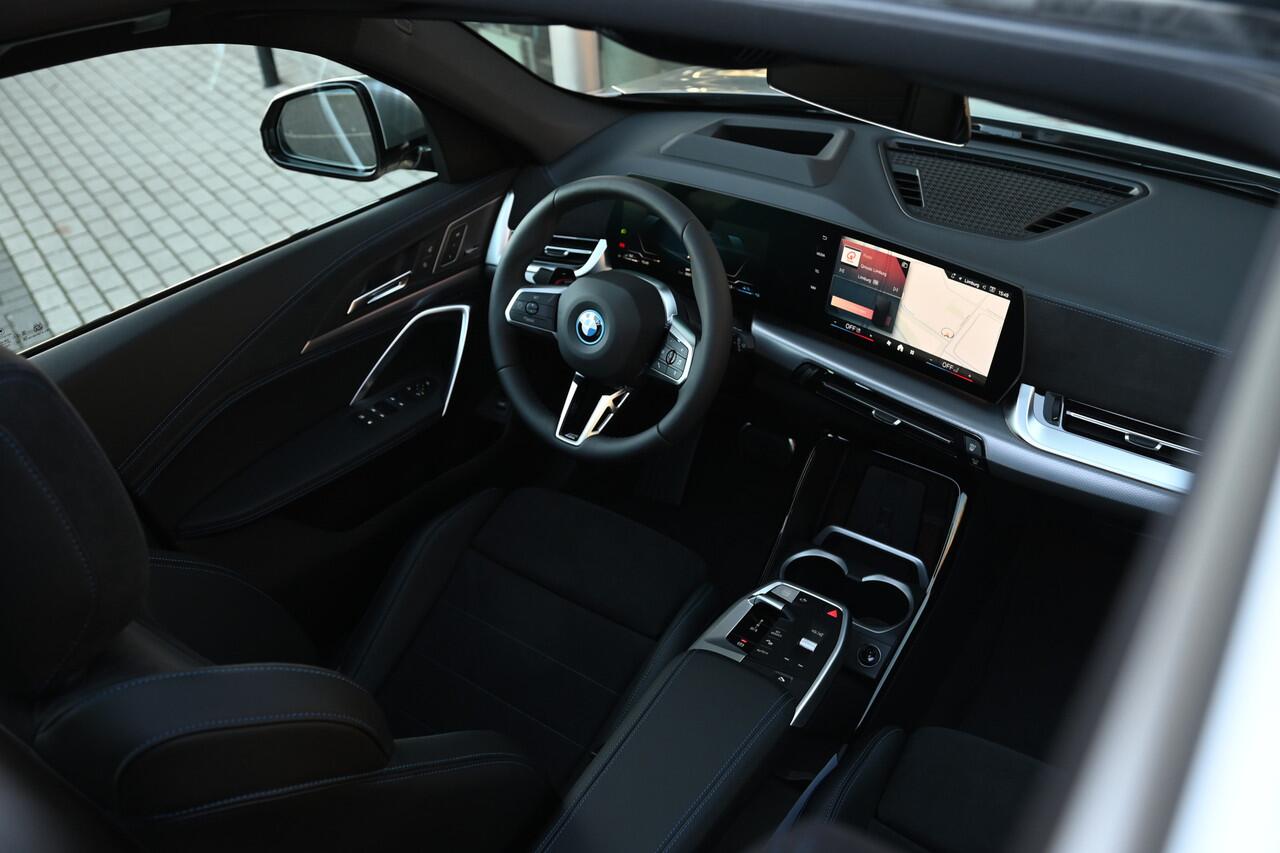 BMW X1 xDrive25e High Executive M Sport Automaat / Panoramadak / Trekhaak / Sportstoelen / M Adaptief onderstel / Comfort Access / Parking Assistant Plus / Head-Up / Harman-Kardon