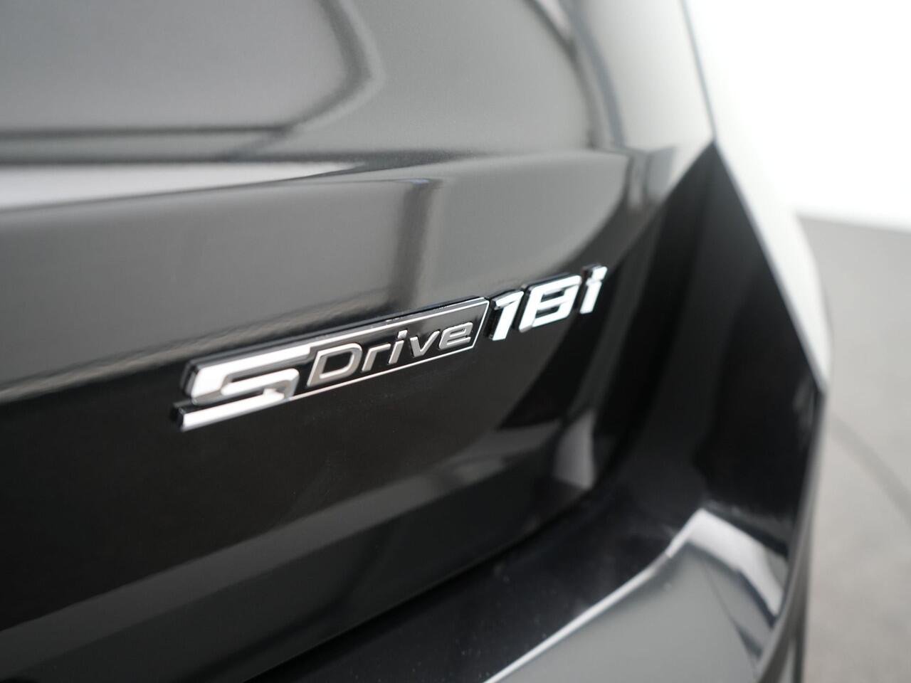 BMW X1 sDrive18i M-Sport - RIJKLAARPRIJS - Automaat - Rondomzichtcamera - Head-Up Display - Elektrisch Glazen dak - Apple Carplay - Android Auto - Harman Kardon Audio