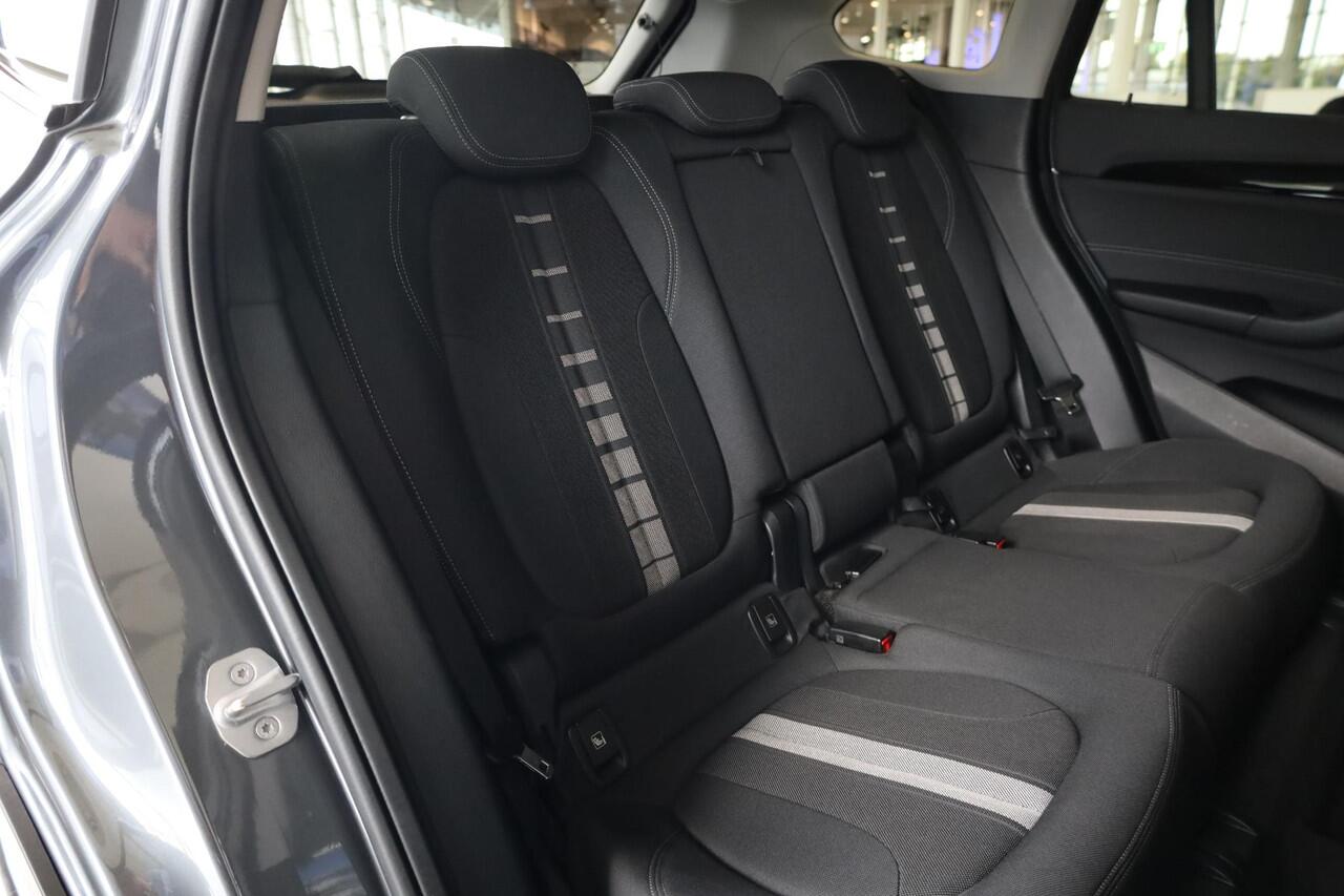 BMW X1 sDrive18i High Executive | Elektrisch Glazen Panorama-dak | Voorstoelen Verwarmd | Elektrisch Bedienbare Achterklep