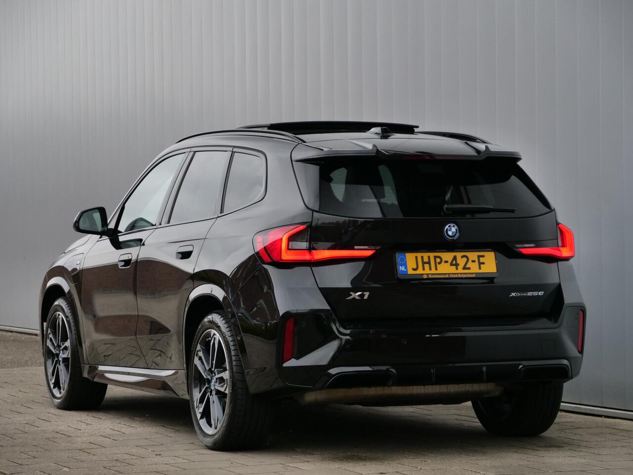BMW X1 xDrive25e M Sport pakket Pro 245 Pk Automaat Schuifdak / Winterpakket / Harman Kardon