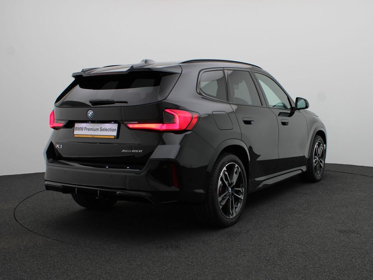 BMW X1 xDrive25e M Sportpakket Pro | Premium Pack | Stuurwielrand Verwarmd | Comfort Access | Trekhaak | Panoramadak | Driving Assistant | Parking Assistant | Harman Kardon | 19''