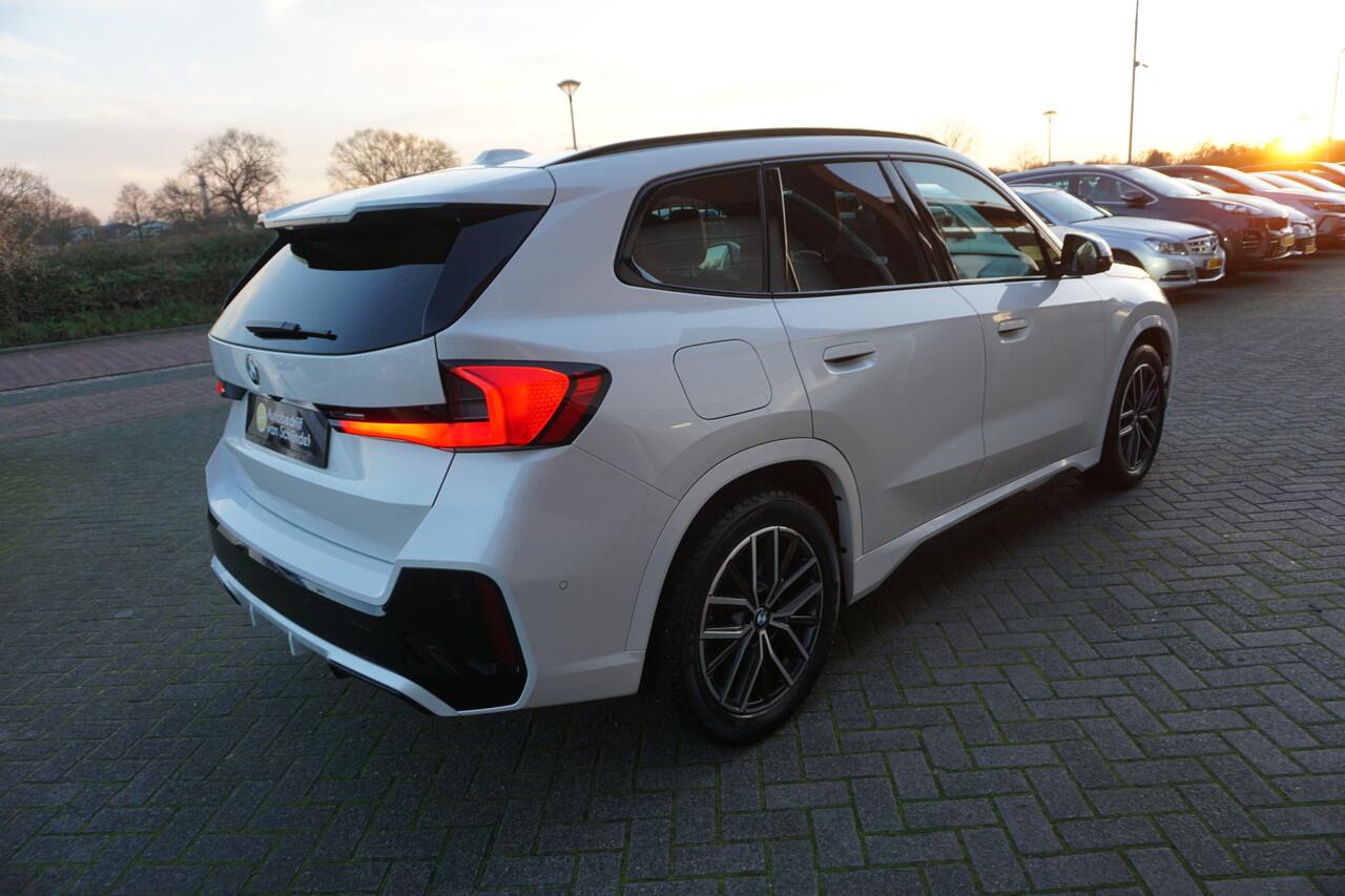 BMW X1 23I 204PK M-SPORT SUPER NETTE STAAT VOLLEDIG DEALER ONDERHOUDEN ELECTR.TREKHAAK 360CAMERA ZWARTE HEMEL VOL LEDER STOELVERWARMING CRUISE CLIMA KEYLESS ELECTR.KLEP LMV FULL LED ENZ...