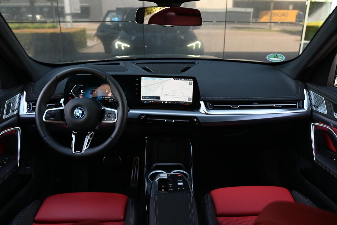 BMW X1 xDrive30e High Executive M Sport Automaat / Trekhaak / Sportstoelen / Adaptieve LED / M Adaptief onderstel / Parking Assistant Plus / Head-Up / Comfort Access