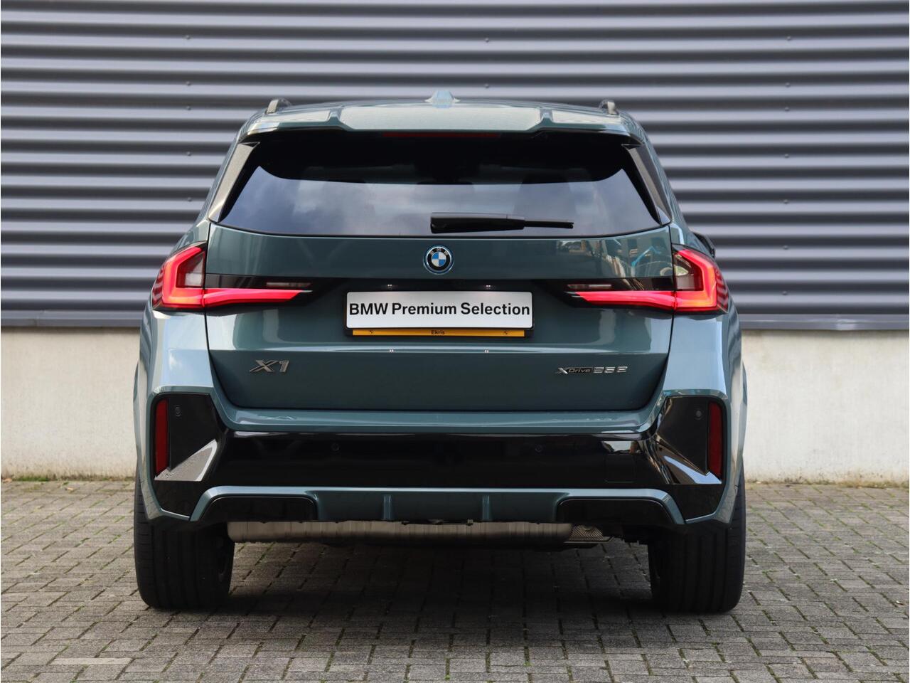 BMW X1 xDrive25e | M Sportpakket Pro | Panodak | Trekhaak | Head-Up | Driving Assistant Plus | Harman Kardon | Elektr. Stoelen | Parking Assistant Plus | 19'' LMV