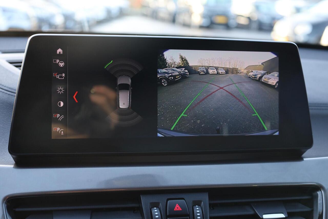 BMW X1 xDrive25e PHEV High Executive Edition LEER TREKHAAK-AFN HUD CAMERA CRUISE DAB NAVI STOELVERWARMING 2XPDC CLIMA ELEC-KOFFERBAK 18"LMV