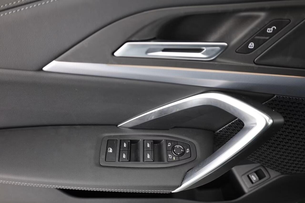 BMW X1 sDrive18iA xLine ** ADAPT. LED, LEDER, PANORAMA, TREKH, ADAPT. CRUISE, ACT. SPORTST ** 1e EIG - Ex BMW-AG - UNFALLFREI ** ** INFORMEER OOK NAAR ONZE AANTREKKELIJKE FINANCIAL-LEASE TARIEVEN **