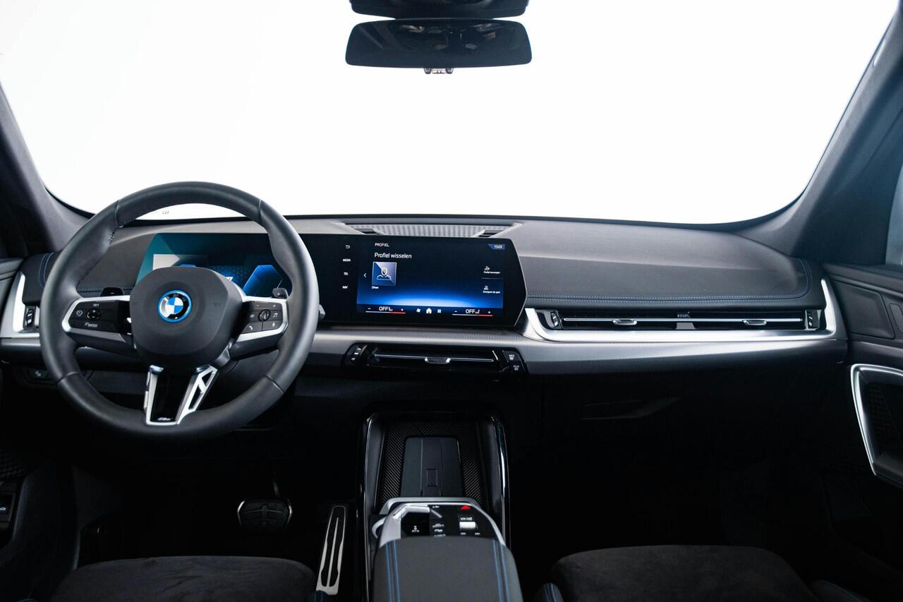 BMW X1 xDrive25e M Sport - Sportstoelen - Elektrisch verwarmde voorstoelen - Comfort Access - Driving Assistant Plus - Automatisch dimmende binnenspiegel - Grootlichtassistent - Sportstuurwiel -