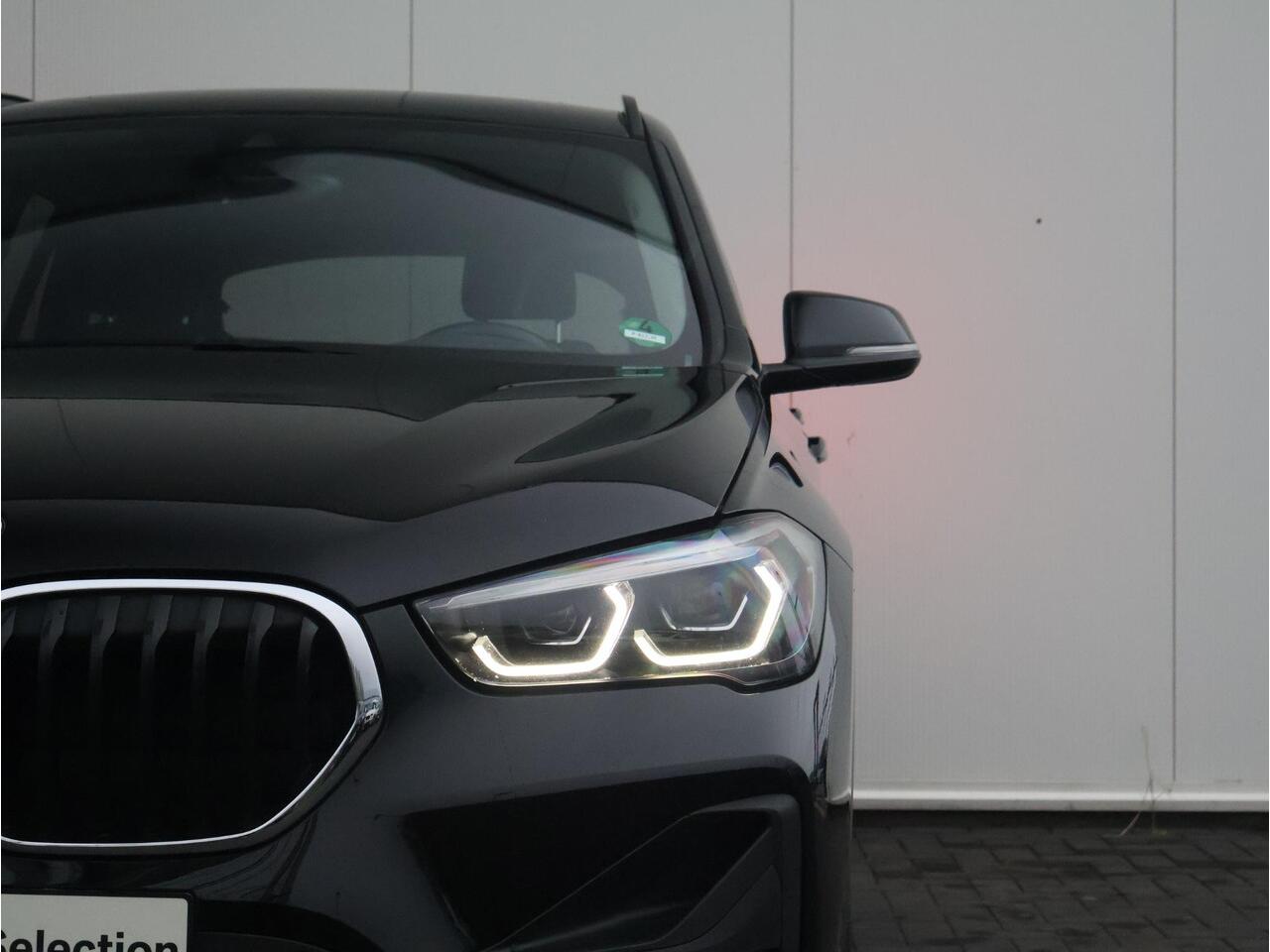 BMW X1 sDrive20i High Executive Achteruitrijcamera/ Stoelverwarming/ Sportstoelen/ Cruise Control/ Elektrische Achterklep