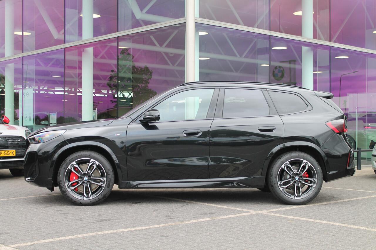 BMW X1 sDrive20i High Executive M Sport Automaat / Panoramadak / Trekhaak / Sportstoelen / Comfort Access / M Adaptief onderstel / Adaptieve LED / Parking Assistant Plus / Head-Up / Harman-Kardon