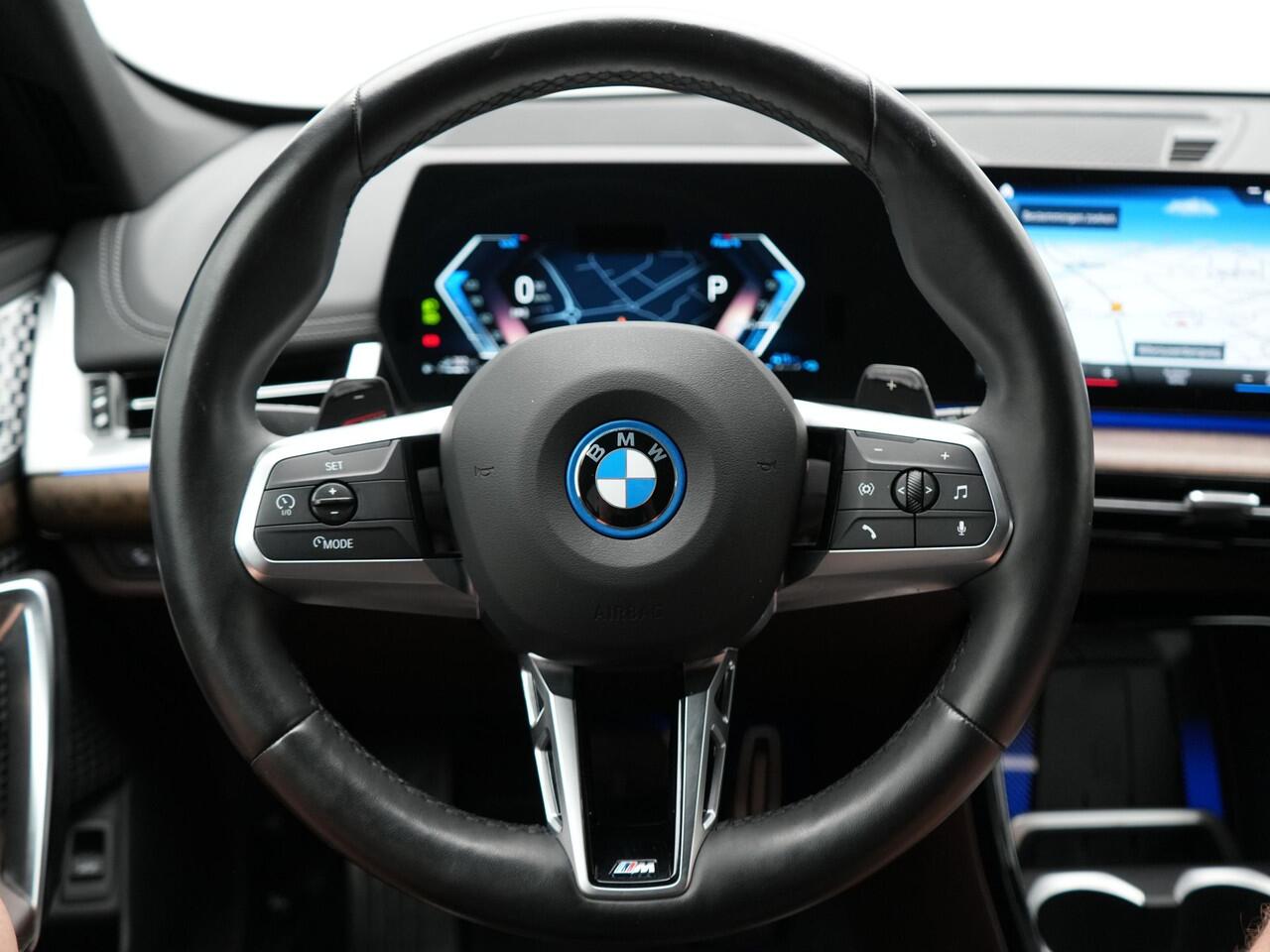 BMW X1 xDrive30e M Sport Plug In Hybrid 327pk PHEV | Head Up | Adaptive Cruise | M Sportstuur | 360 Camera | Harman Kardon | VOLLederen Sportstoelen Massage & Memory | Apple Carplay | Navigatie| Virtual | DAB |