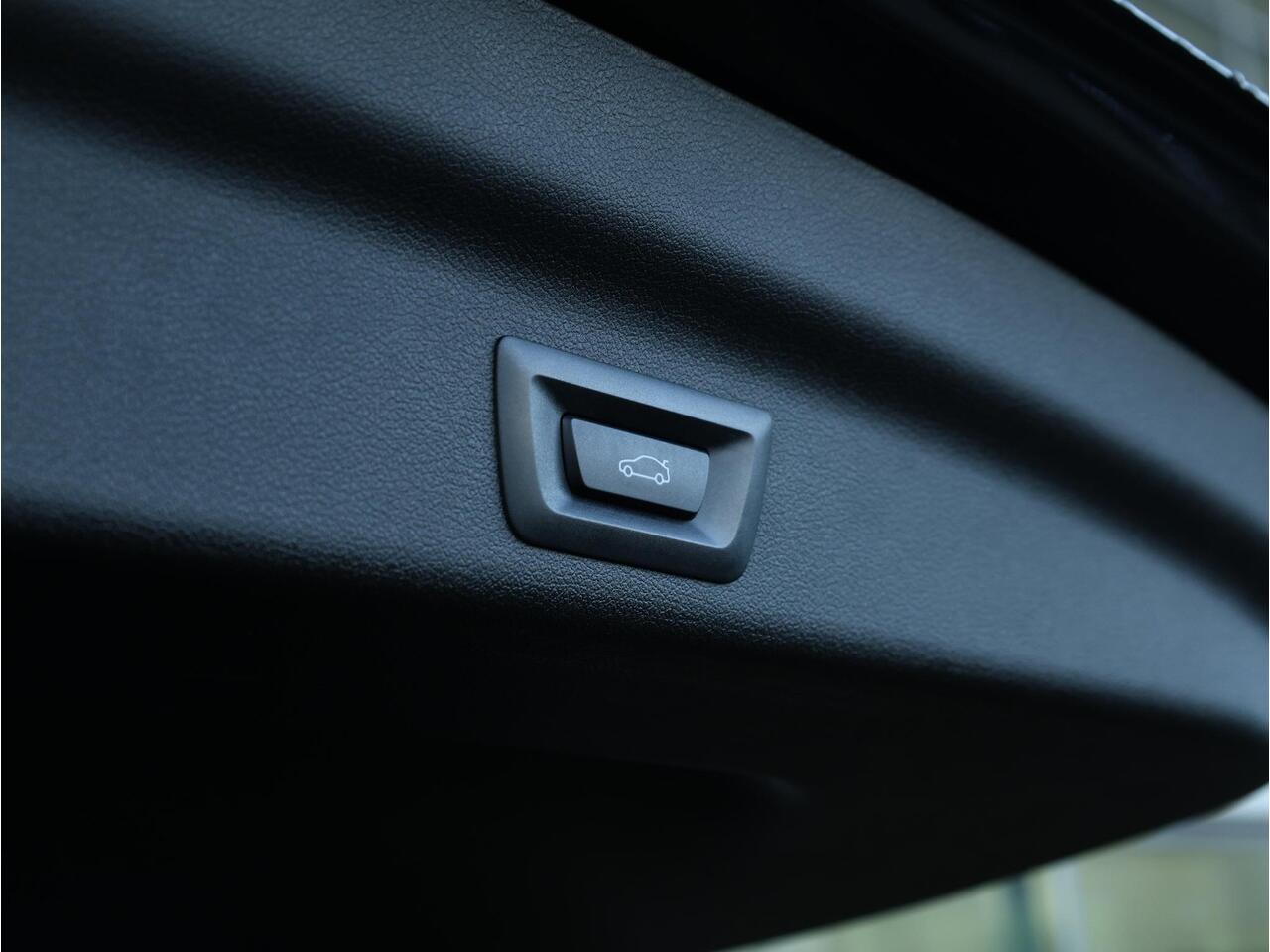 BMW X1 sDrive20i M Sportpakket/ Elektrische Trekhaak/ Sportstoelen/ Sportstoelen/ Getint Glas/ Achteruitrijcamera