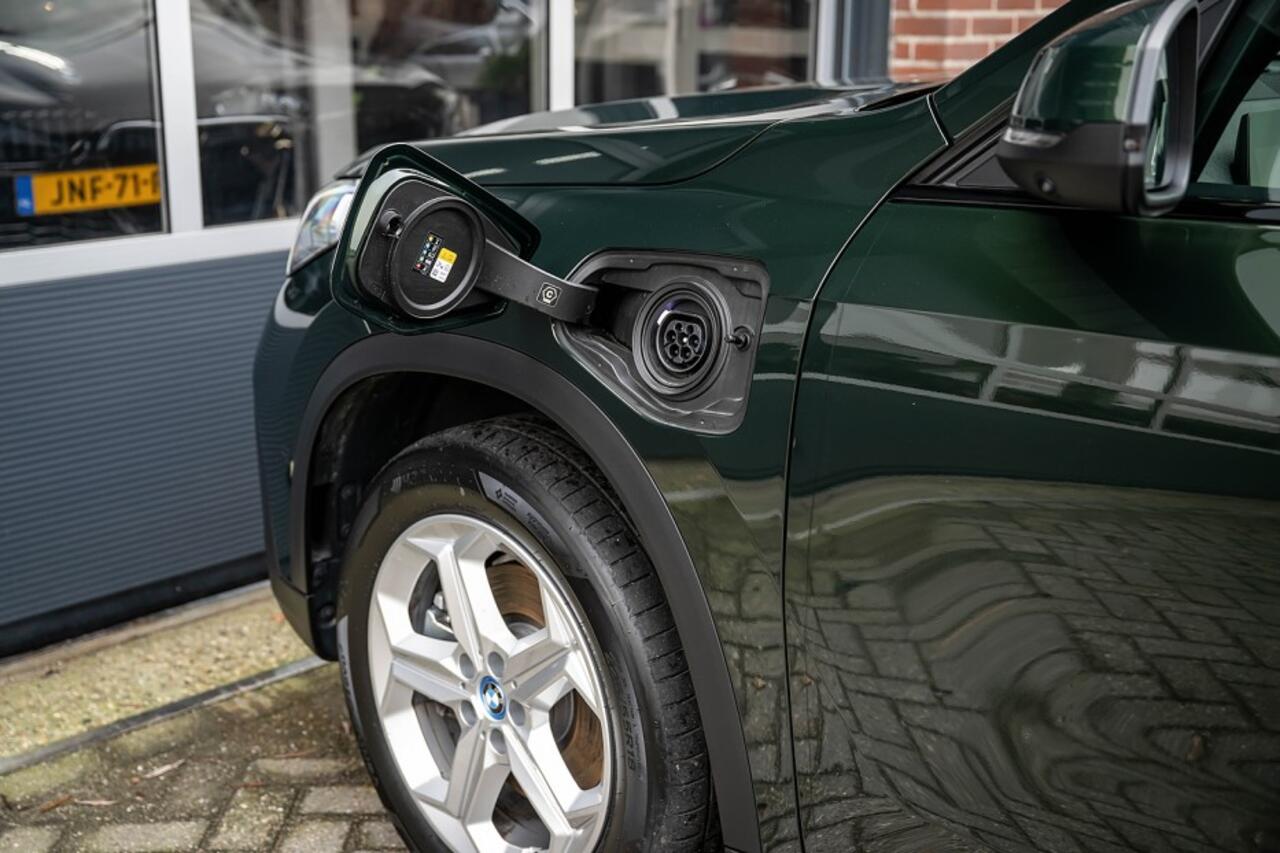 BMW X1 25e xDrive | Head-Up | 360° | Trekhaak | Keyless | Memory | Leder | Sanremo Grün |