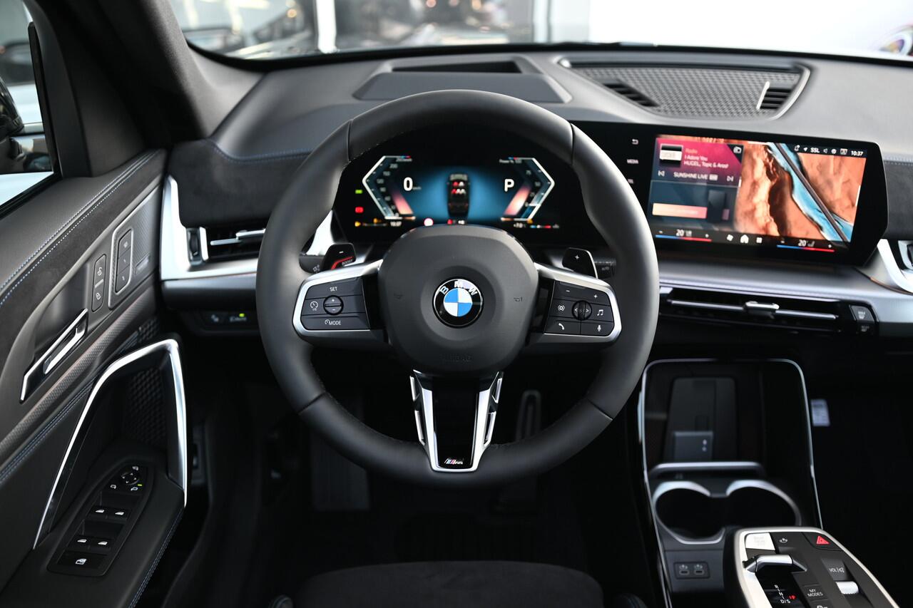 BMW X1 sDrive20i High Executive M Sport Automaat / Panoramadak / Trekhaak / Sportstoelen / M Adaptief onderstel / Comfort Access / Adaptieve LED / Parking Assistant Plus / Head-Up / Harman Kardon